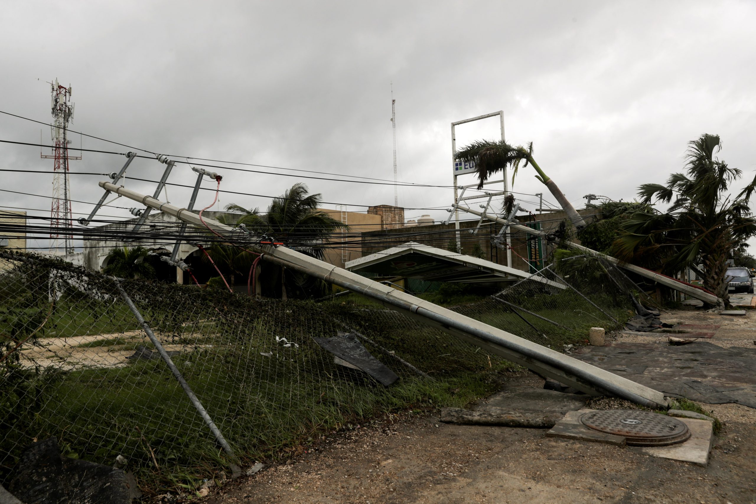 Zeta é rebaixado a tempestade tropical após tocar terra no Caribe mexicano