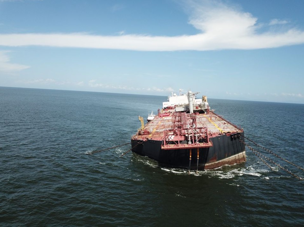 Navio com mais de 1 milhão de barris de petróleo corre risco de afundar na Venezuela