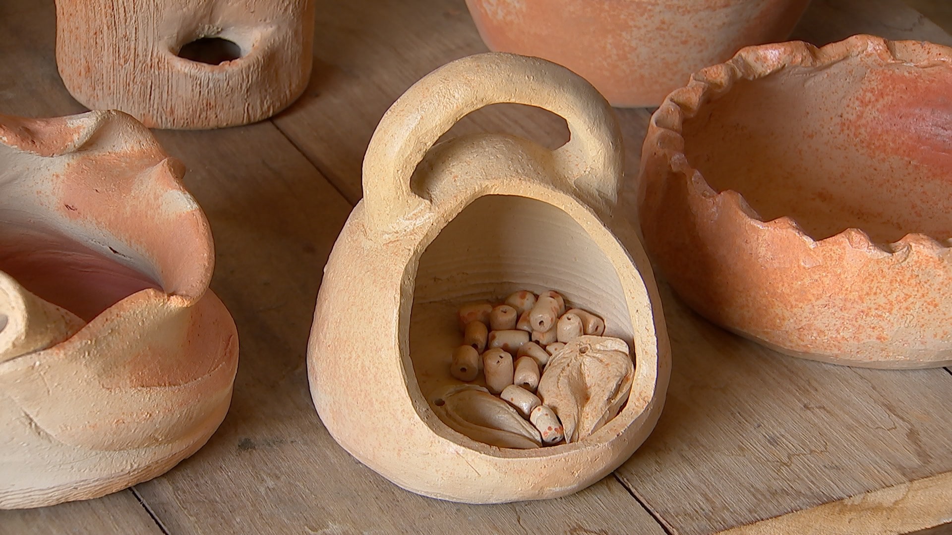 Casal de Guapiara investe na produção e venda de peças de argila