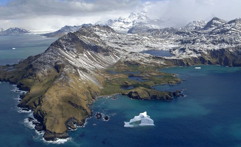 Maior iceberg do mundo avança sobre ilha e ameaça área de preservação ambiental